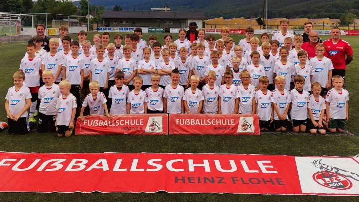 Die Fußballschule des 1. FC Köln bot ein abwechslungsreiches Training auf dem Lenhauser...