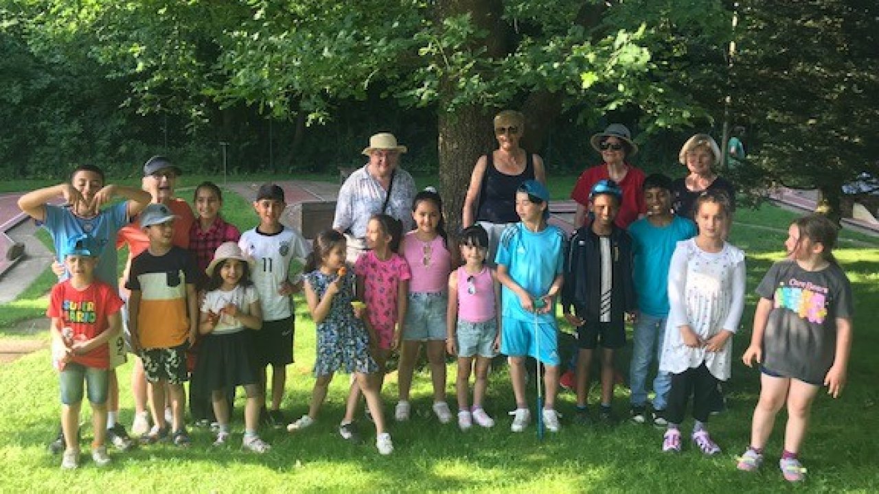 Der Kinderschutzbund Olpe hat die Kinder des Lernpatenprojektes zum Sterngolfspielen eingeladen. von privat