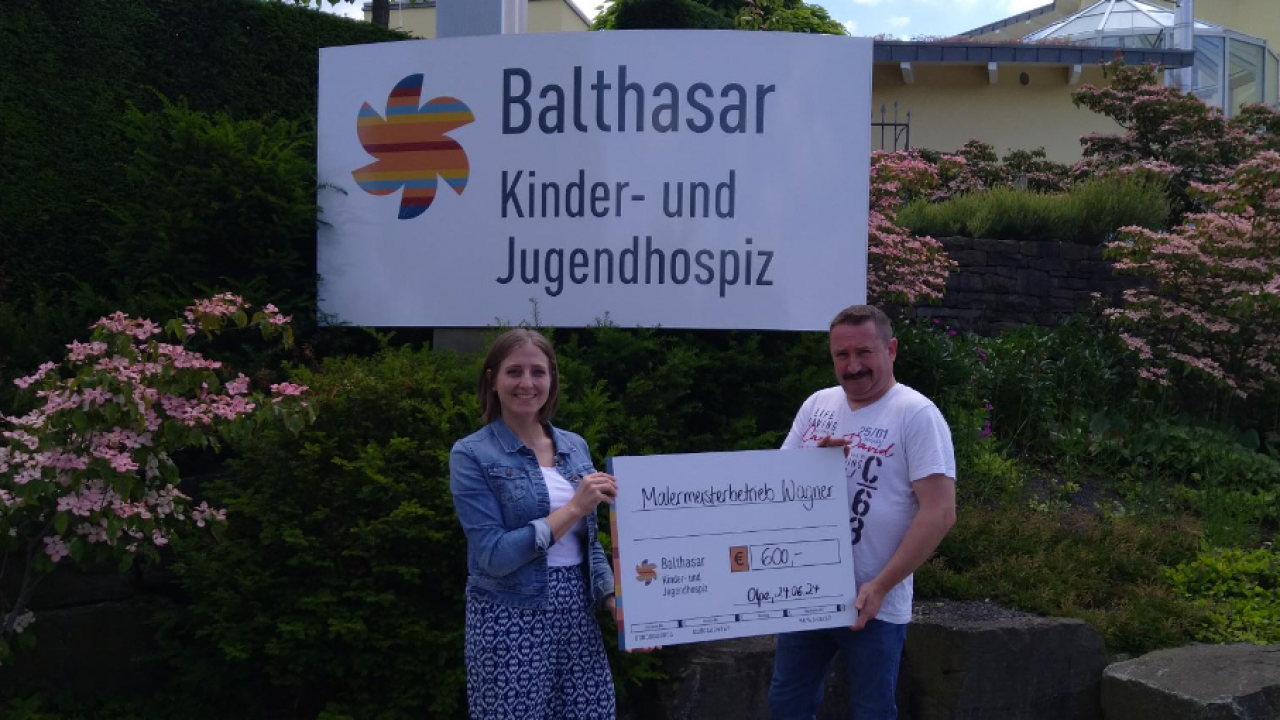André Wagner überreicht im Kinder- und Jugendhospiz Balthasar den symbolischen Scheck in Höhe von 600 Euro. von privat