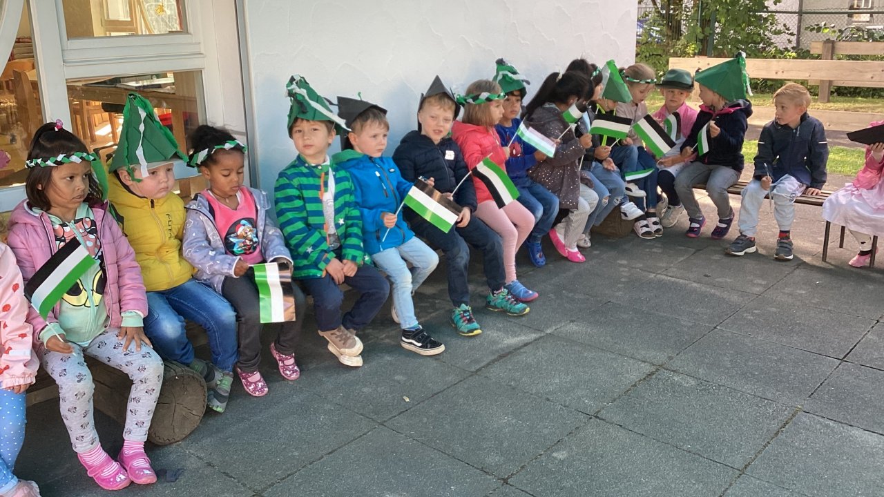 Im passenden Outfit empfingen die Kinder die Schützen. von privat