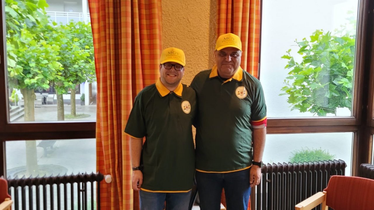 Der MGV Finnentrop begrüßt seine neuen Sänger: Florian (l.) und Jürgen Siepe. von privat