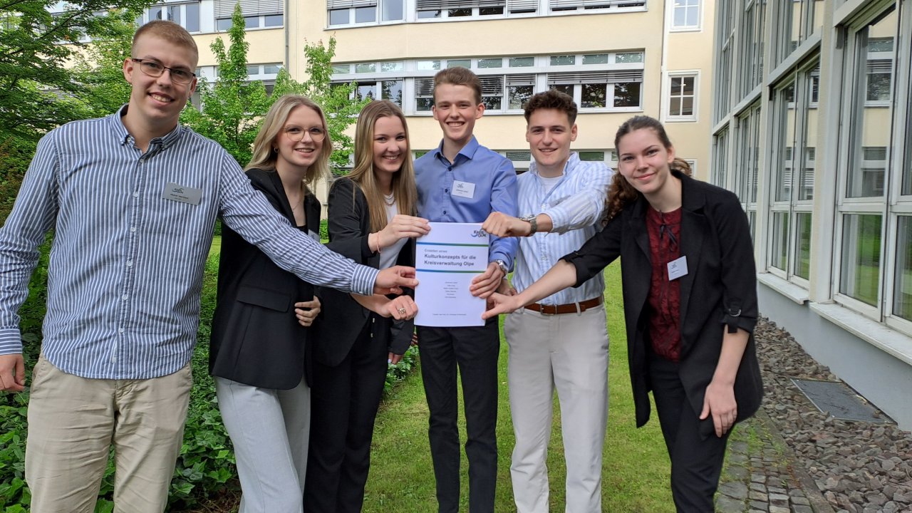 Oskar Hermes, Pia Arens, Julia Jung, Johannes Latzel, Tom Kieserling und Maire Josefin Frost (von links) erstellten das „Kulturkonzept für die Kreisverwaltung Olpe“ und erhielten dafür viel Lob. von Kreis Olpe