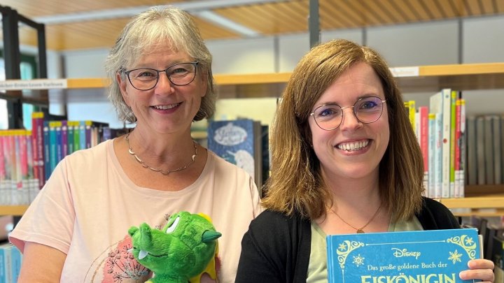 Märchenerzählerin Petra Griese mit Friederike Baberg, Leiterin der Stadtbücherei Olpe.