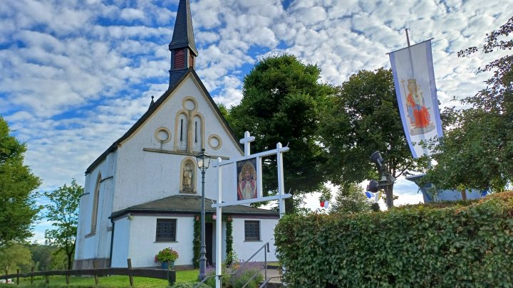 In der Kapelle in Sendschotten findet eine Marienandacht in Dräulzer Platt statt.
