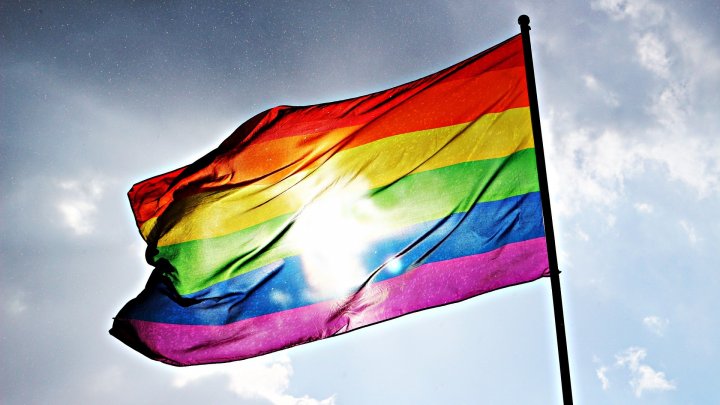 Die Regenbogenflagge ist ein Symbol Akzeptanz und Toleranz.