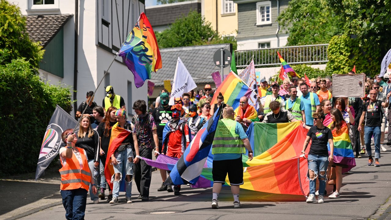 Rund 250 Teilnehmer beteiligten sich an der friedlichen Demo in Olpe. von Miriam Walkenbach