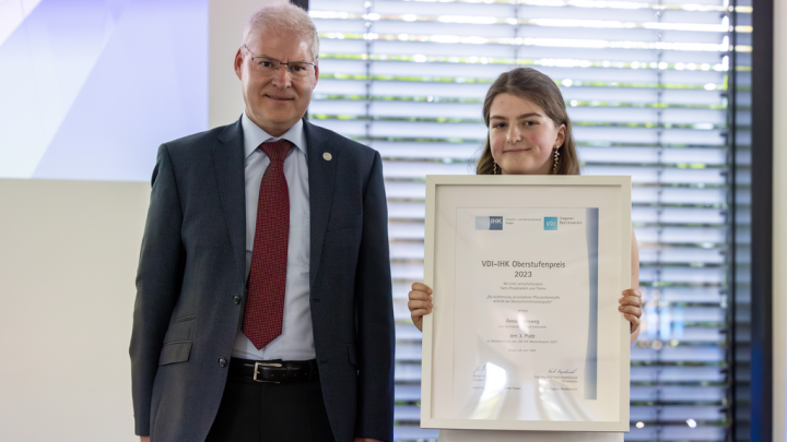 Verleihung des IHK-VDI-Oberstufenpreises in Kreuztal: Anna Hohleweg wurde mit dem dritten Platz...