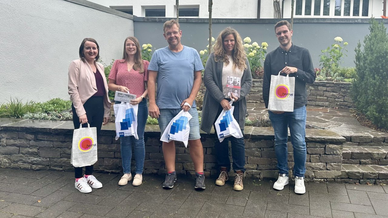 Sonja Riedel (l.) und David Doblun (r.) von der IHK Siegen mit den drei Gewinnern des Foto-Wettbewerbs: (v.l.) Lina Reuter, Heiko Weiß und Petra Markus von IHK Siegen