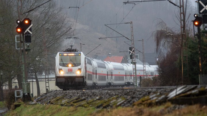 Ein Intercity auf der Ruhr-Sieg-Strecke in Meggen.