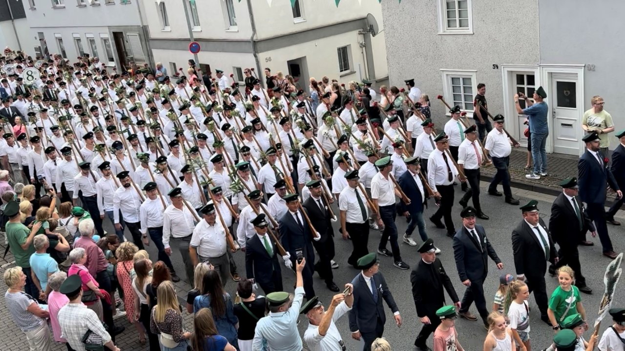 Stets ein imposanter Anblick: der Dreifachzug auf der Westfälischen Straße aus der Vogelperspektive. von Thomas Fiebiger