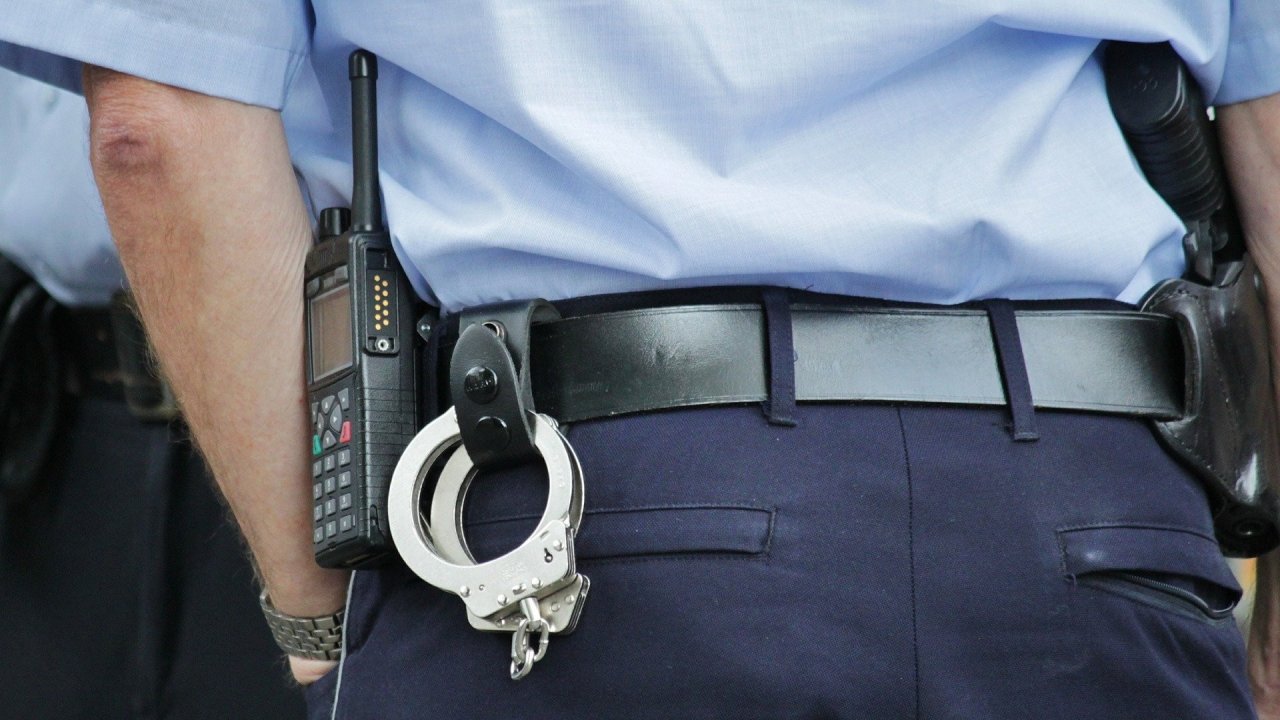 Nach Festnahme getreten, gebissen, gespuckt: Mann hält Polizei in Atem