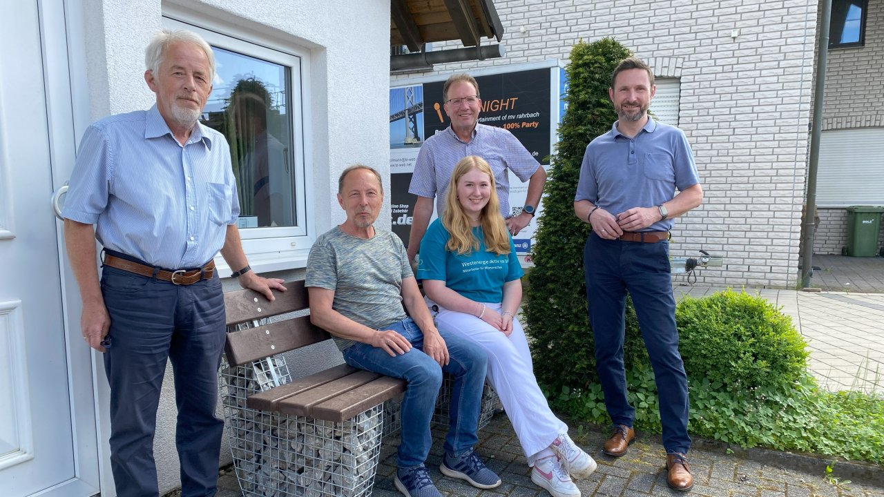 Alfons Tillmann (links), Louisa Bittner (sitzend) und Bürgermeister Björn Jarosz (rechts). von Westenergie/Patrick Plate