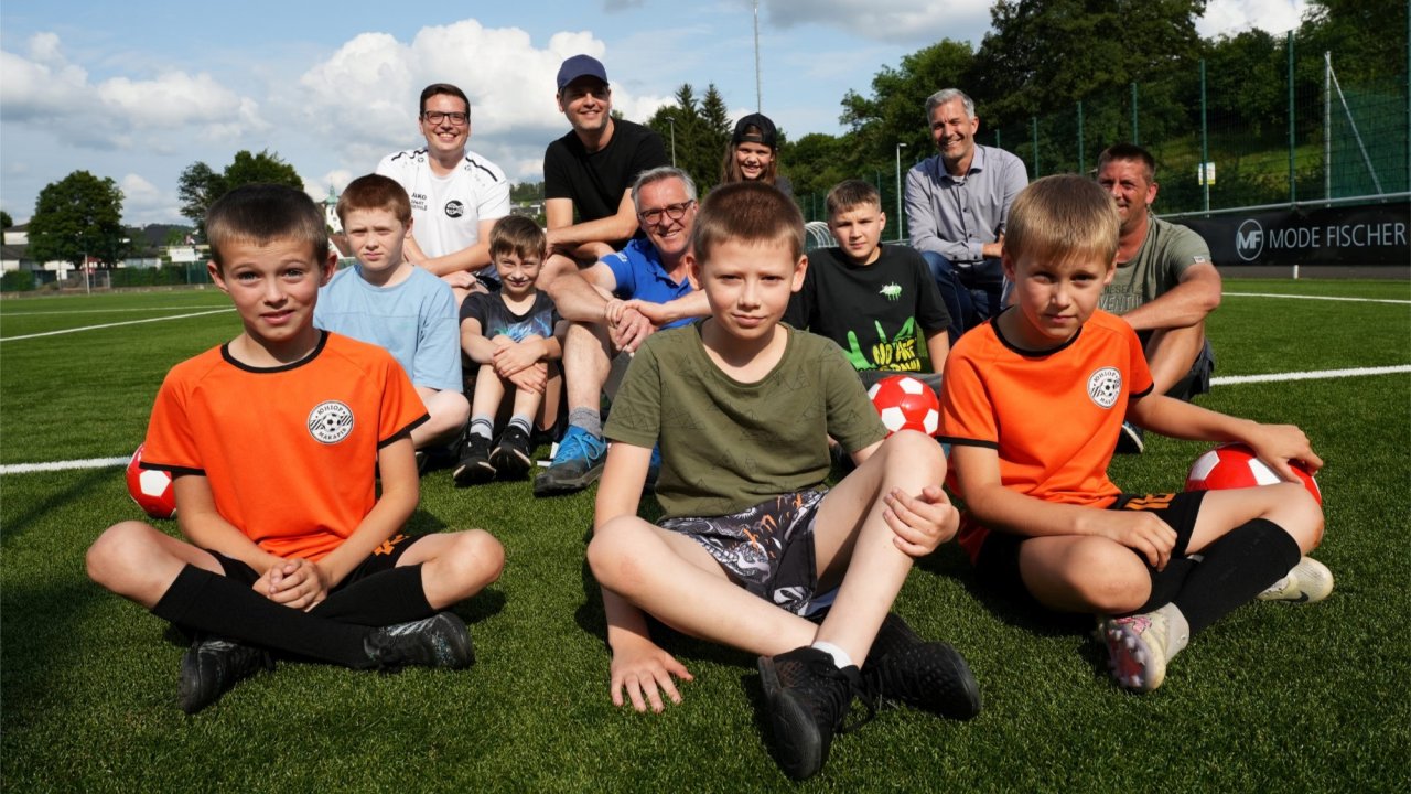 Robin Lünenstraß, Dennis und Tamina Metten, Michael Schneider und Martin Steinhanses (hinten von links), in der Mitte Lothar Wittwer mit den ukrainischen Kindern. von privat
