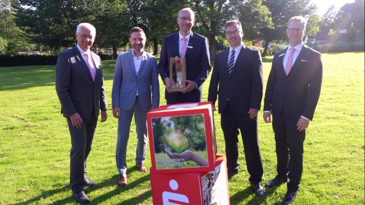 Sparkassen-Vorstandsmitglied Bernd Schablowski, Vorsitzender des Verwaltungsrates Björn Jarosz, stellvertretendes Vorstandsmitglied Dirk Stenger, Vorsitzender der Zweckverbandsversammlung Sebastian Ohm sowie Vorstandsvorsitzender Heinz-Jörg Reichmann. von Sparkasse A-L-K