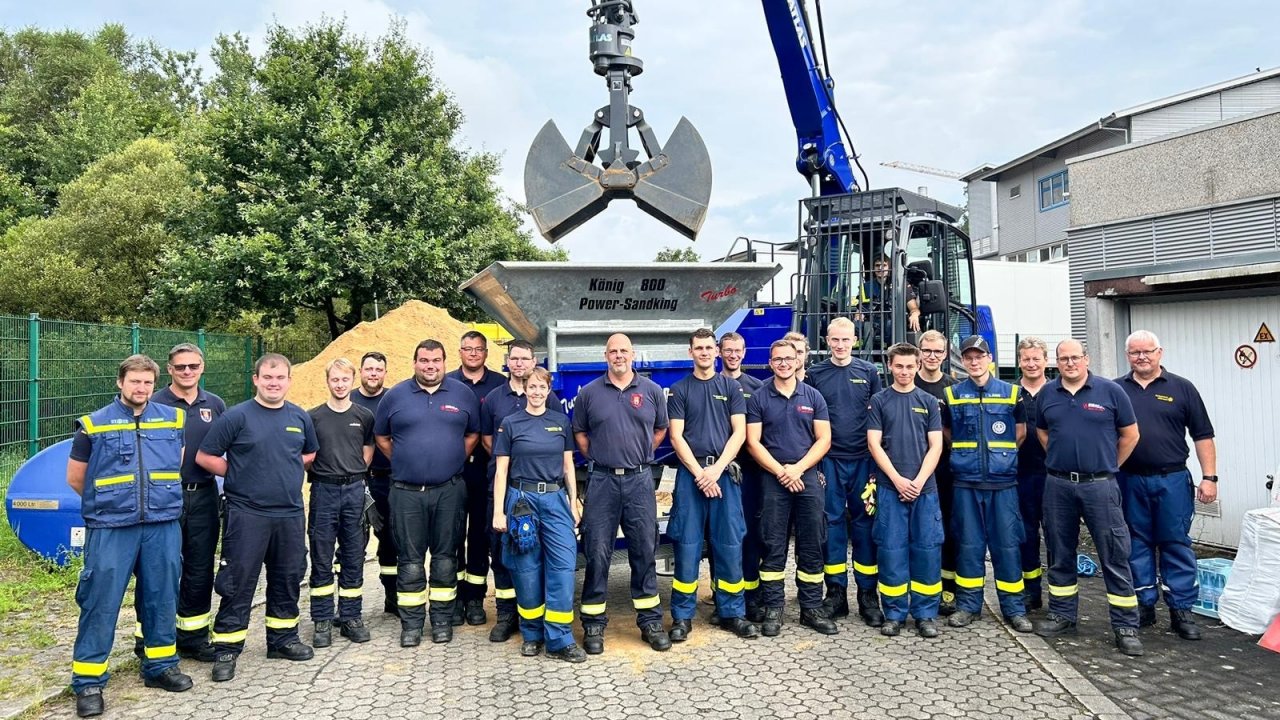 Einsatzkräfte der Feuerwehr Wenden und des THW Olpe befüllten und verteilten gemeinsam 700 Sandsäcke für die Ottfinger. von Feuerwehr Wenden