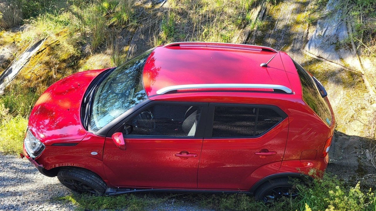 Ein Pkw rutschte im Altenhofer Weg eine steile Böschung hinunter. Die Fahrerin blieb unverletzt. von Feuerwehr Wenden
