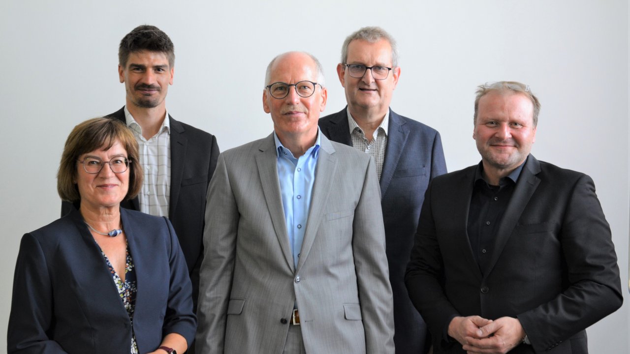 Wechsel an der Spitze der Straßen.NRW-Regionalniederlassung Südwestfalen: Steffen Scholz übernimmt die Leitung von Ludger Siebert.

Von links: Dr. Petra Beckefeld (Direktorin), Steffen Scholz (Neuer Niederlassungsleiter), Ludger Siebert (Bisheriger Niederlassungsleiter), Thomas Rensing (Regionalleiter) und Dr. Sascha Kaiser (Direktor) von privat