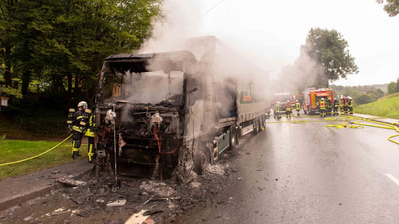 Ein Lkw-Brand beschäftigte die Feuerwehr am Donnerstag, 1. August, in Halberbracht. von Nils Dinkel