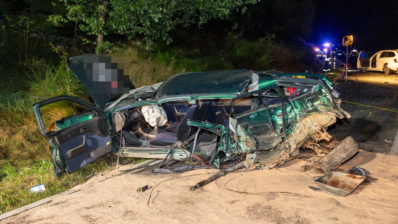 Bei dem Unfall wurden die Fahrzeuge stark beschädigt. von Kai Osthoff