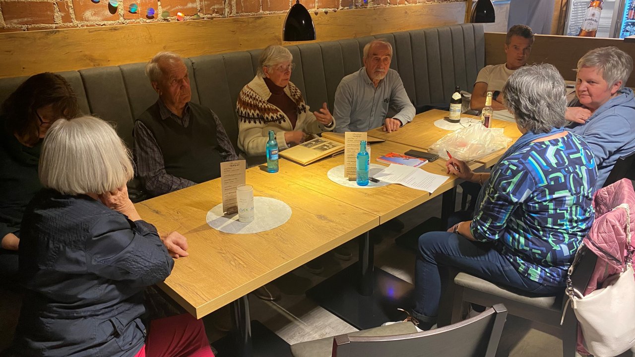 Eine Arbeitsgruppe zum Thema Landwirtschaft. Gesammelte Informationen werden ausgetauscht und mit Bildern belegt. von privat