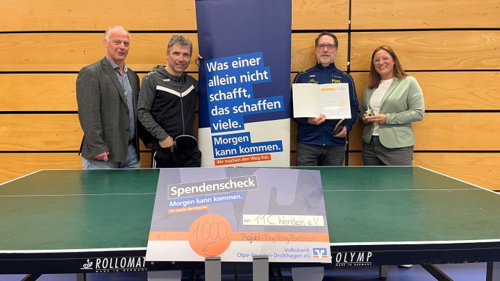 1000 Euro Preisgeld für den TTC Wenden (v. l.): Peter Niklas vom Gemeindesportverband Wenden,...
