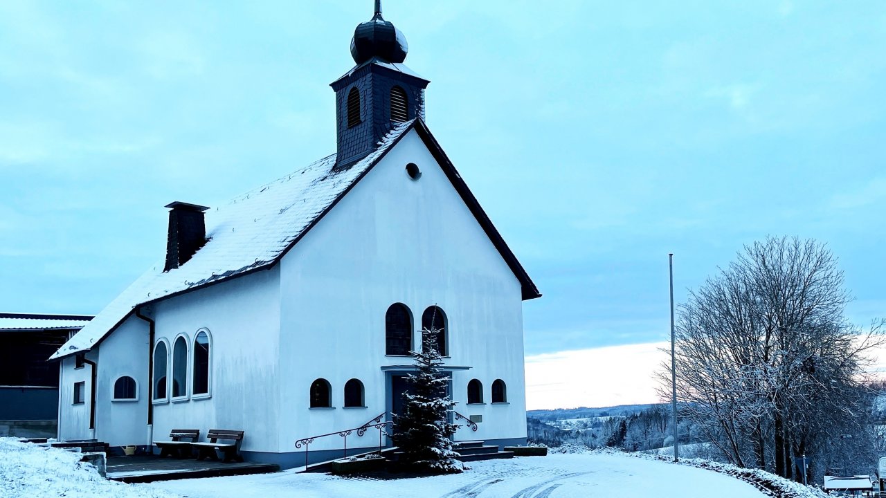 Weihnachtsgrüße aus Drolshagen. Winteraufnahme aus Scheda. von Matthias Burda