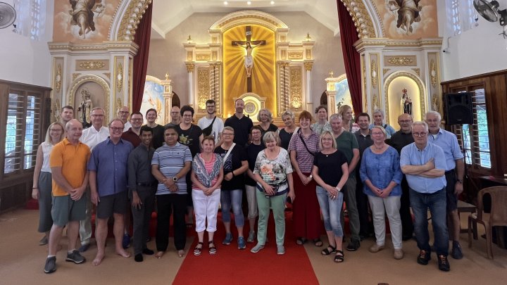 Die Reisegruppe in einer Kirche in Kerala.