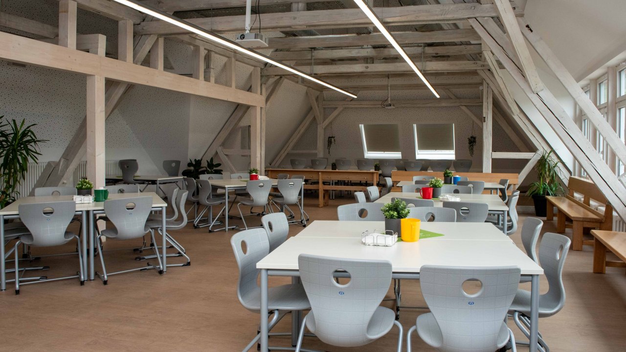 Die Grundschule Altenhundem ist in den vergangenen Jahren modernisiert worden, für die OGS wurden neue Räumlichkeiten gestaltet - wie hier auf dem Foto die Mensa unter dem Dach. Auch an anderen Standorten in Lennestadt soll das Ganztagsangebot nach und nach ausgebaut werden. von Nils Dinkel