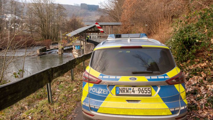 Elf- und Zwölfjährige Schüler entdeckten in der Lenne im Wigey einen leblosen...