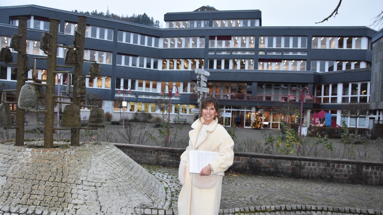 Gaby Selbach ist mit den Unterschriftenlisten auf dem Weg ins Rathaus. von Nicole Voss