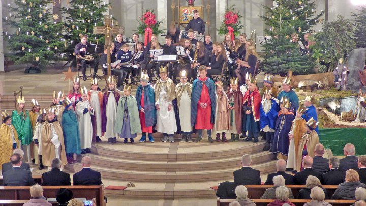 Die Sternsinger statten dem Weihnachtsliedersingen wieder einen Besuch ab.