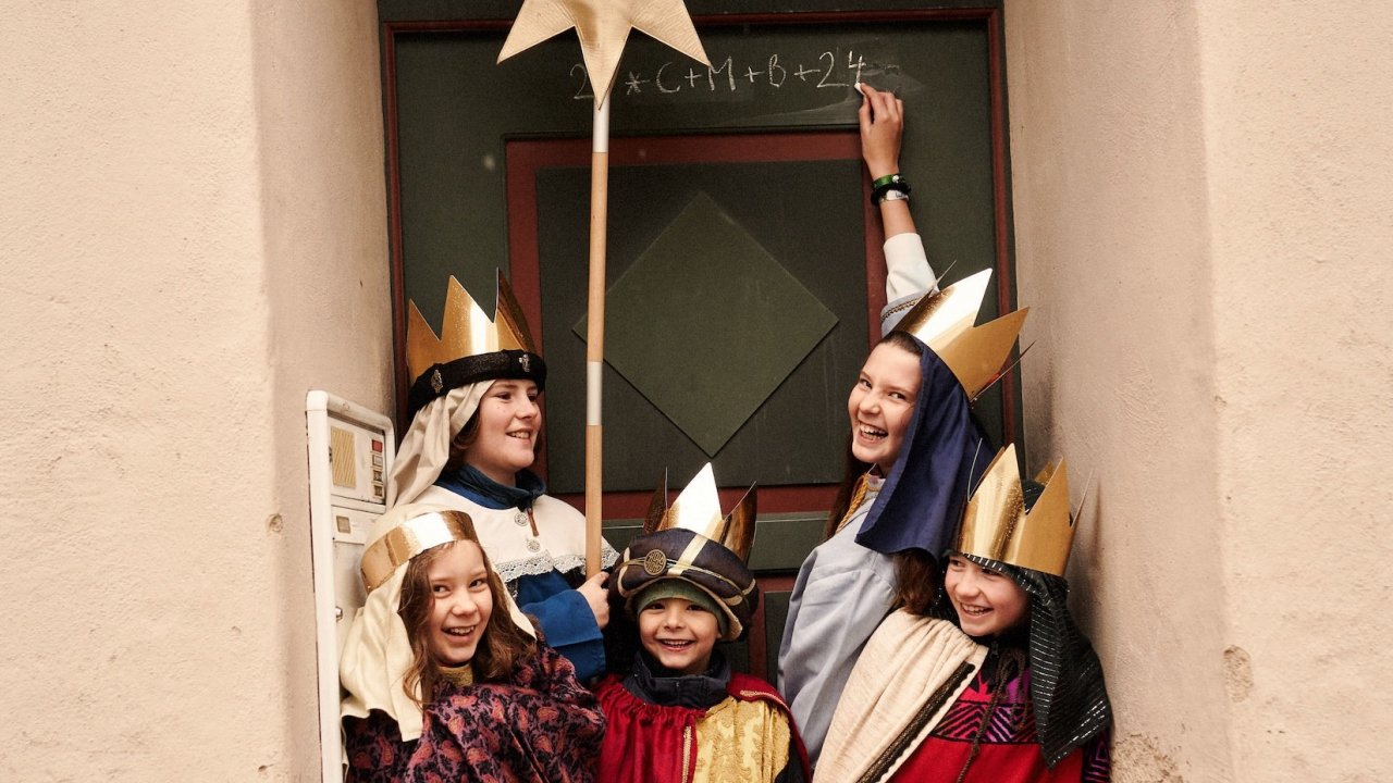 Im Kreis Olpe sind Anfang Januar wieder die Sternsinger unterwegs. von privat