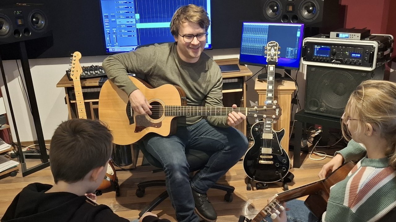 Fabian Bitter startet neue Gitarrenkurse für Anfänger. Grundschulkinder, die sich schnell anmelden, erhalten eine Gratis-Gitarre. von privat
