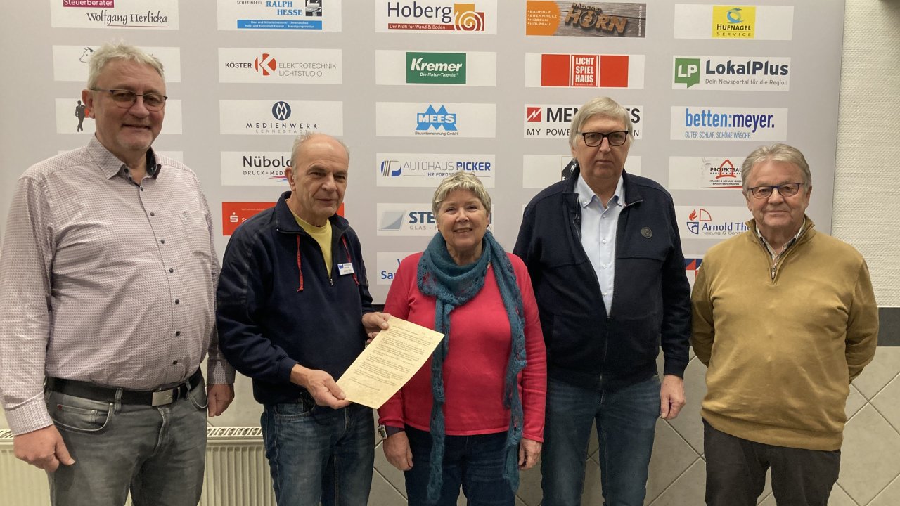 Die Wappenbildträger Frank Japes, Georg Schulte und Peter Allebrodt (von links) überreichen die Spende an die Ehrenamtlichen des Warenkorbs Jochen Dolle (zweiter von links) und Ursula Baumhoff. von privat