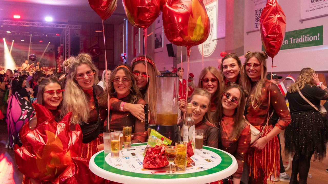 Zunächst waren die Frauen bei der Altweiberarena in Meggen unter sich. Ab 18 Uhr durften auch Männer herein. von Nils Dinkel