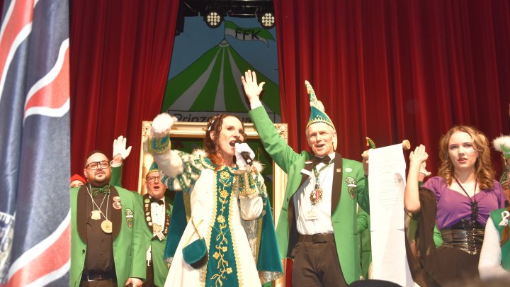 Impressionen von der Prunksitzung in Finnentrop 2024. Prinzessin Anne I. (Hegener) jubelt. Bei der...