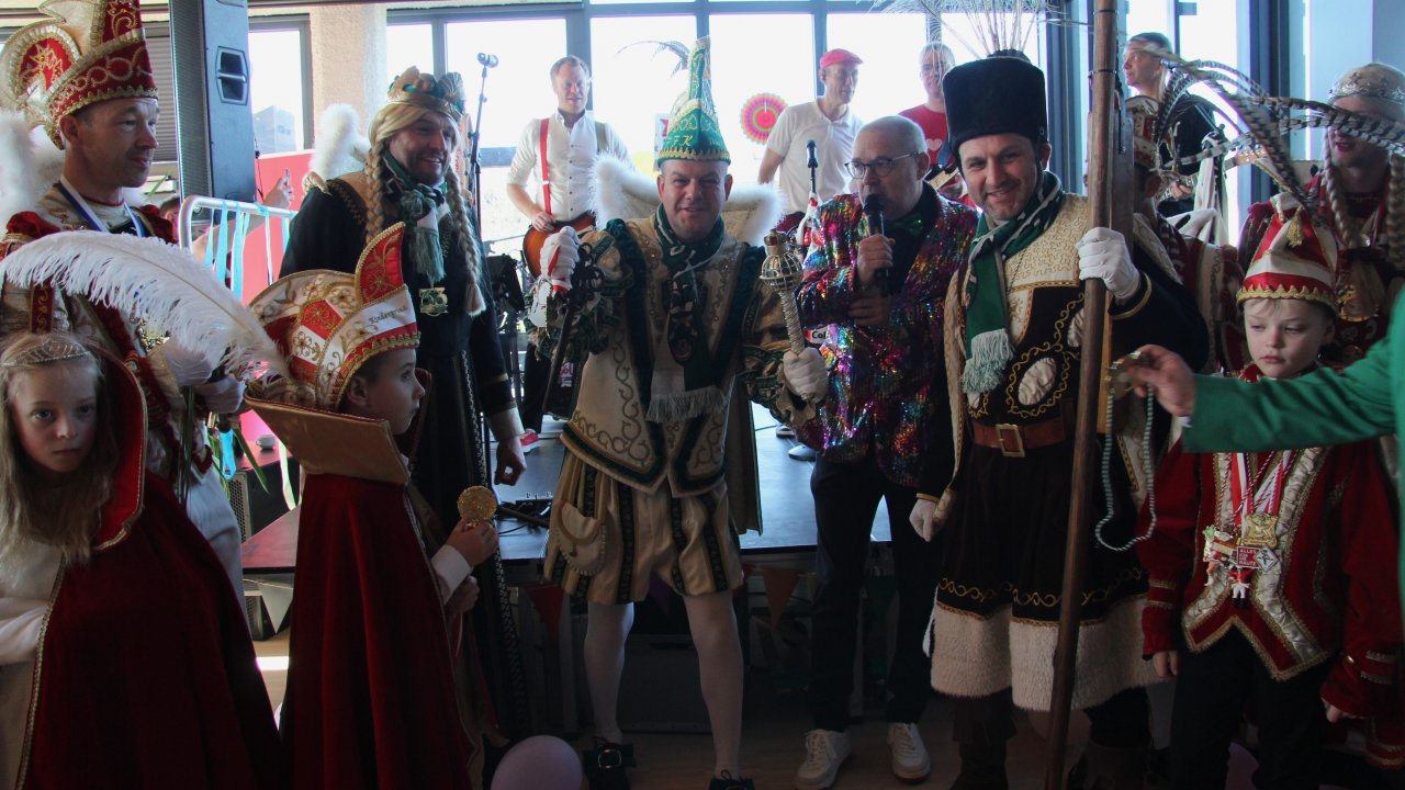 Prinz Christian II. (Henninger), Jungfrau Cruela (Christian Ruhrmann) und Bauer Alexander Henninger bekamen am Rosenmontag, 3. März, den Rathausschlüssel überreicht. von Jana Becker