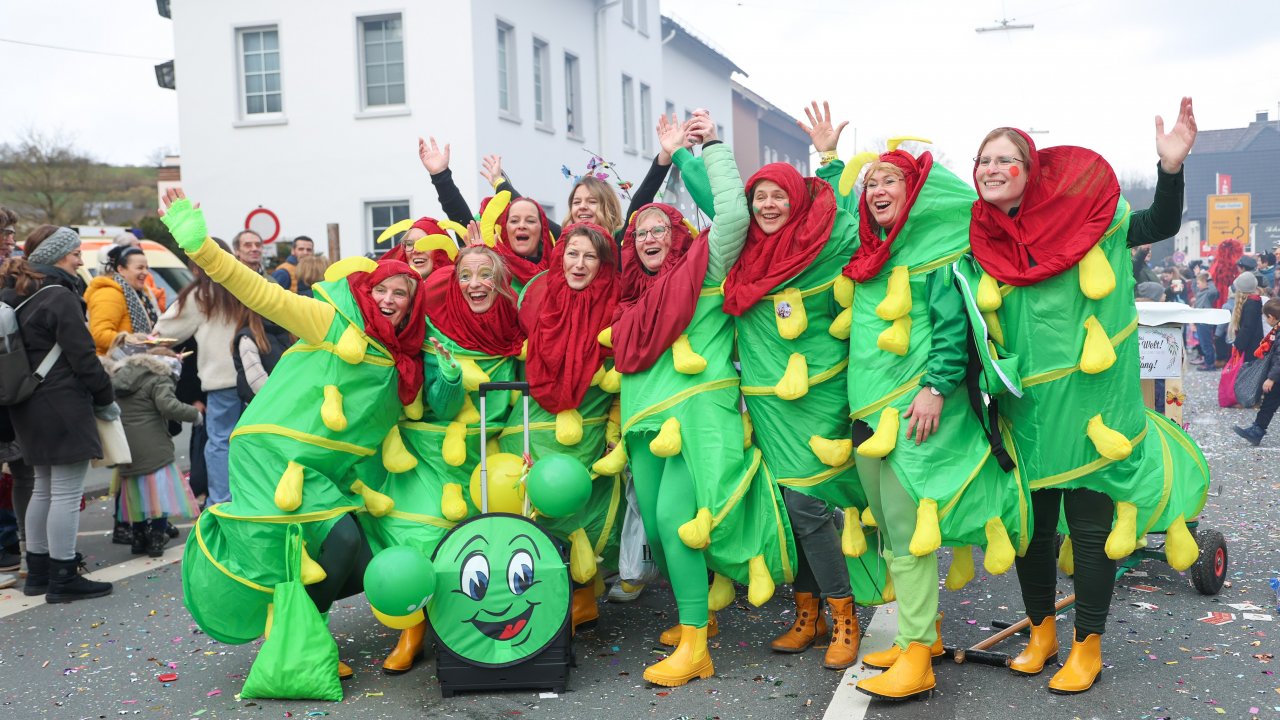 Beste Stimmung beim Veilchendienstagsumzug in Grevenbrück im vergangenen Jahr. Keine Frage: Dieses Jahr wird es genauso bunt und jeck - versprochen! von Tine Schmidt