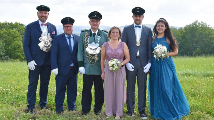 Die amtierenden Majestäten des St. Franziskus-Xaverius-Schützenvereins Frenkhausen: Das...