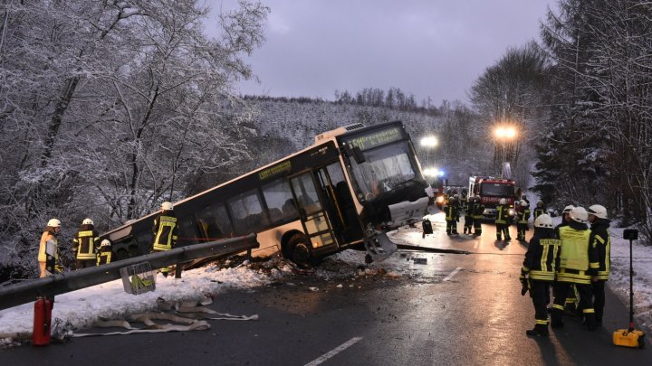 Auf der L 715 ist ein Linienbus von der Straße abgekommen.