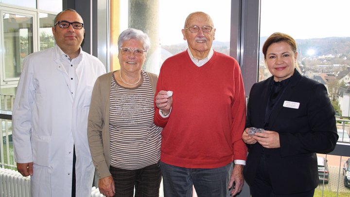 Dr. Fareed Haddad, Margarethe Struck, Georg Struck und Dr. Oksana Prajzel (v.l.). In der Hand zeigt...