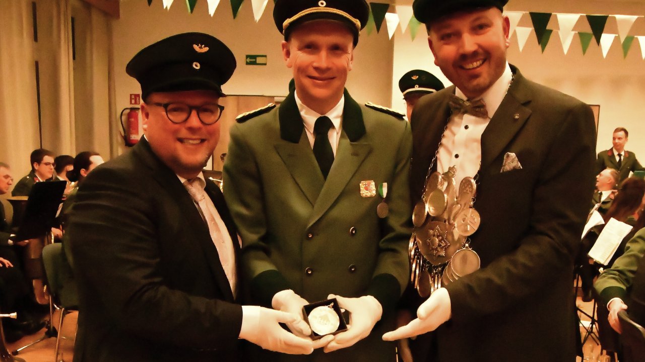 Beim Schützenball der St. Franziskus-Xaverius-Schützen Frenkhausen wurde der neue Königsorden von dem amtierenden Schützenkönig Martin Theile vorgestellt. von privat