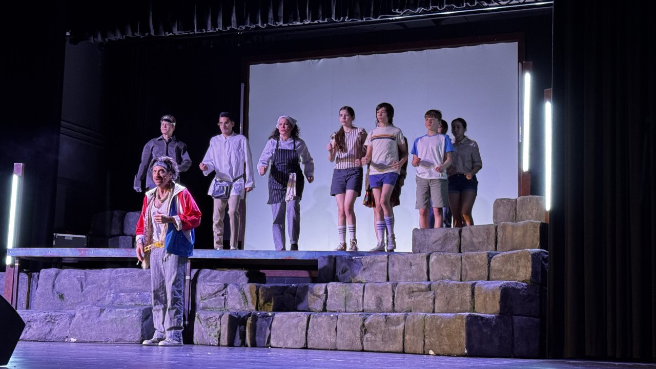 Die Bigge-Lenne-Gesamtschule besuchte jetzt das Theaterstück „Momo“ in der Festhalle Finnentrop. von privat