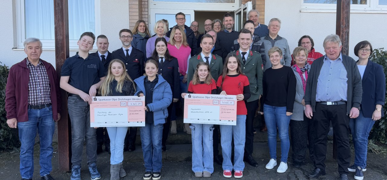 Strahlende Gesichter bei der Spendenübergabe in Thieringhausen. von Martina Stracke