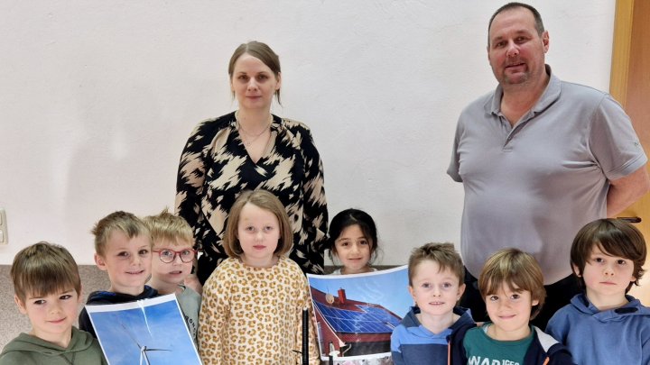 Marc Decker bringt Oberelsper Kindergartenkindern den Klimaschutz näher.