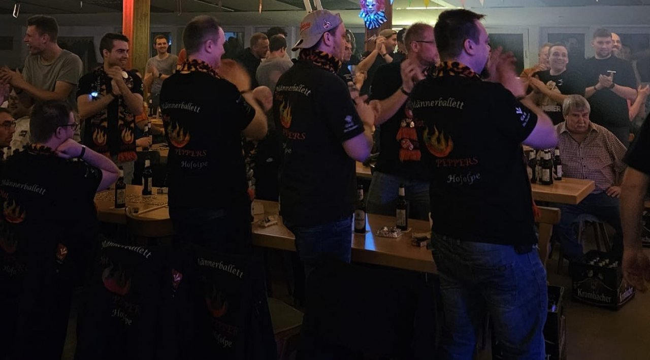 In gewohnt lockerer Atmosphäre erwartet das Publikum bei der Herrensitzung ein gelungener Mix aus Reden, Tanz und Show. von privat