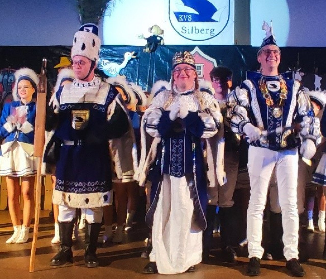 Das neue Dreigestirn der Silberger Narrenwelt: (v.l.) Bauer Björn Schlechtinger, Jungfrau Tommi (Thomas Fox) und Prinz Sascha Schöls. von Steffi Jung