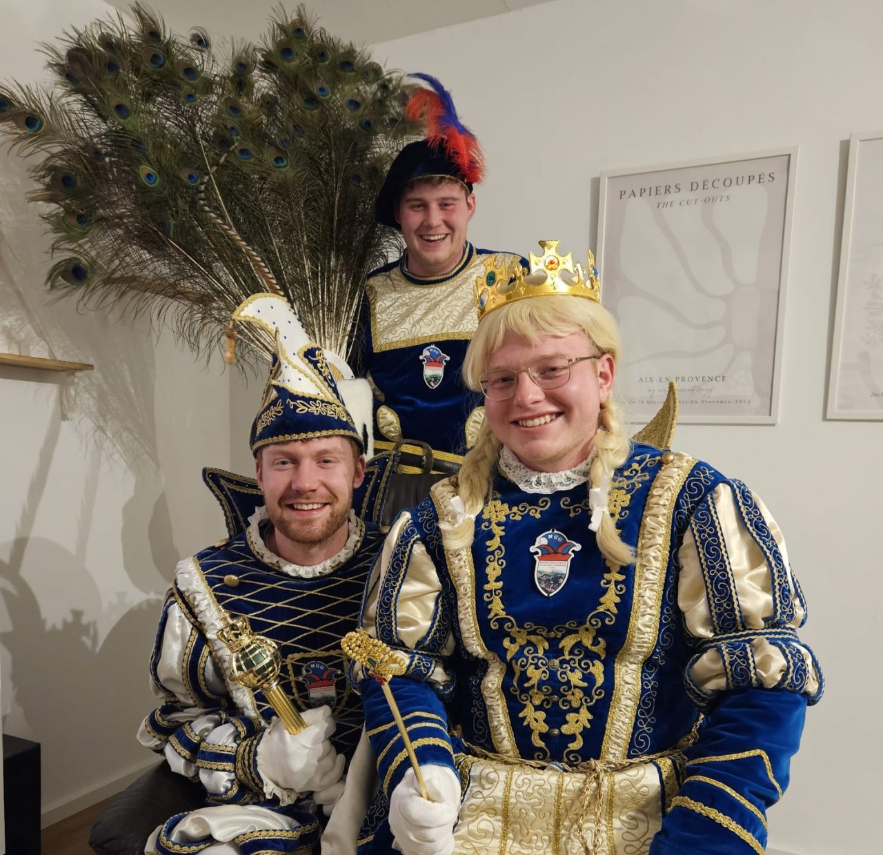 Prinz Michael I. (Kasten), Jungfrau Havanita (Bastian Schröder) und Bauer Leon vom Blauen Burgunder (Leon Zorn) stehen an der Spitze der Halberbrachter Carnevals Company. von privat