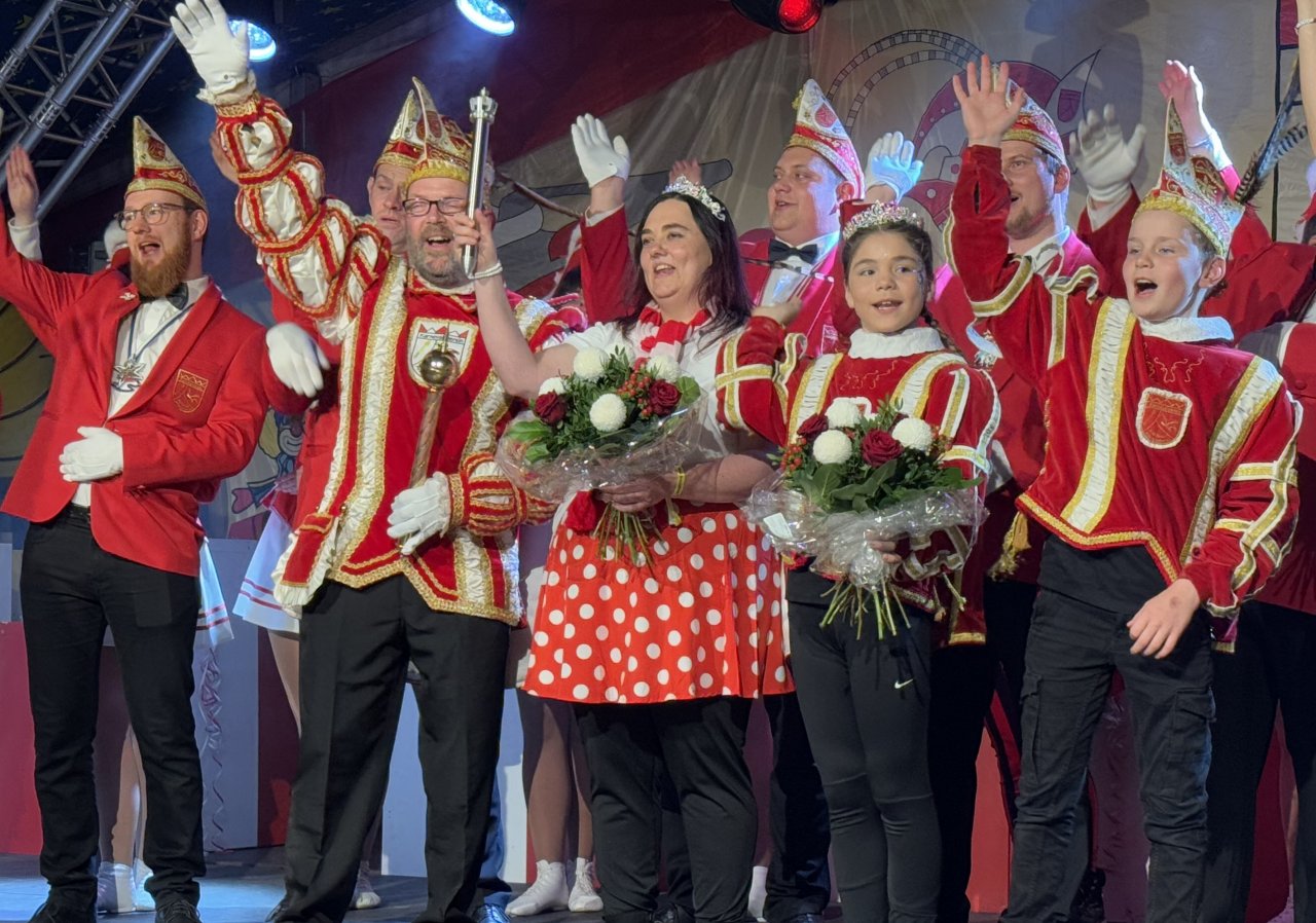 Ein dreifach „Helau“ auf die neuen Tollitäten des Karnevalsvereins Schönau-Altenwenden. von Catriona Rath