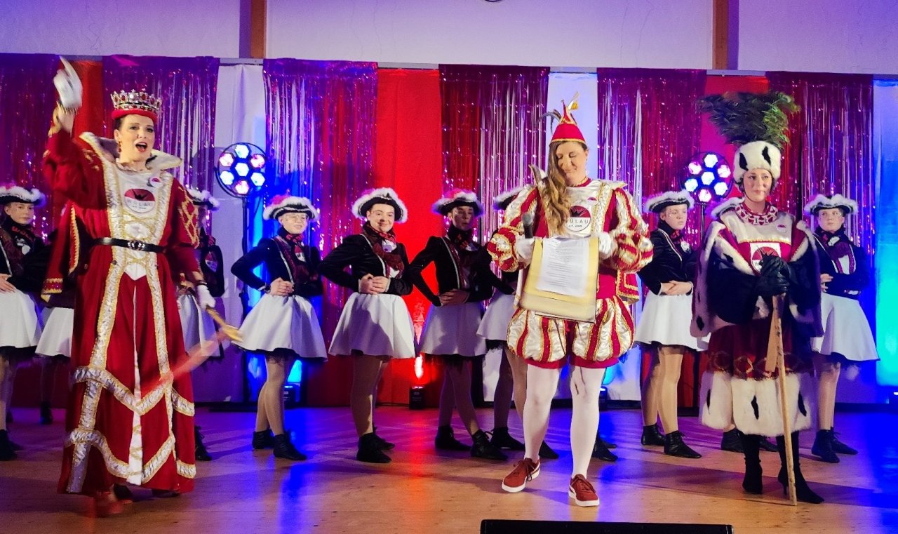 Prinzessin Katharina (Schlechter), Bäuerin Paulina (Grebe) und Jungfrau Anke (Kramer-Baier) sind das neue Würdinghauser Dreigestirn. von Steffi Jung